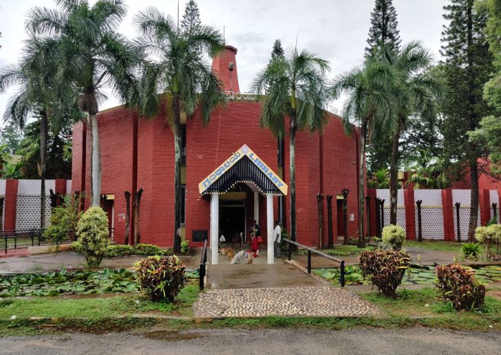 Exterior view of Bangalore University Library